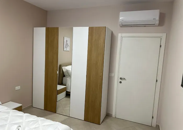 Cozy And Modern 1br With Full Kitchen アパート ティラナ